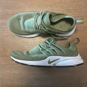 ‼️‼️SOLD‼️‼️💚🤍Nike presto🤍💚